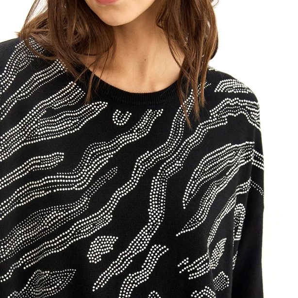 Sweater negro cubierto de un dibujo animal print hecho enteramente con piedras aplicadas