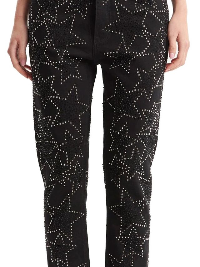 Jean negro con estrellas de piedras aplicadas a lo largo de las dos piernas
