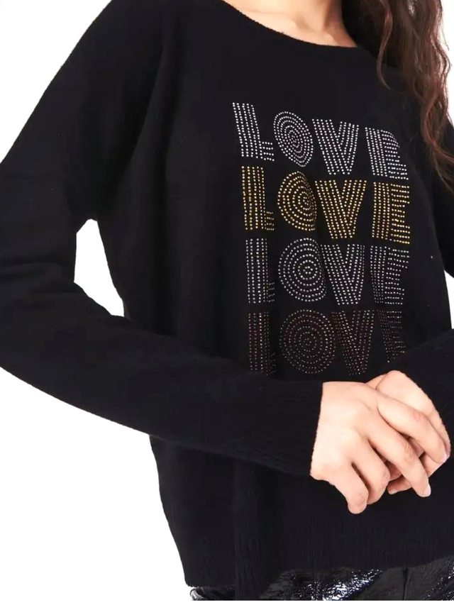 Sweater negro con la palabra LOVE repetida cuatro veces en piedras de colores